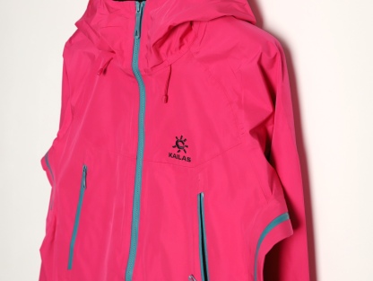 🔝Kailas 凱樂石· MONT X- LT  輕量化衝鋒衣外套

戶外與日常的理想之選，為你帶來極致體驗：

• 超輕量設計：M碼僅重284g，全衣重量減輕54%，極致輕量，穿上宛如無物，長時間徒步、攀爬毫無負擔。收納後體積小巧，如同一瓶礦泉水大小，輕鬆塞於背包一角，不佔空間。

• 卓越面料性能：採用40D GORE - TEX 3L面料，防水指數高達20,000mmH₂O以上，能抵御暴雨侵襲，在雨中行走也可保持身體乾爽。防風性能出色，可有效阻擋狂風。透氣指數達10,000g/m²/2