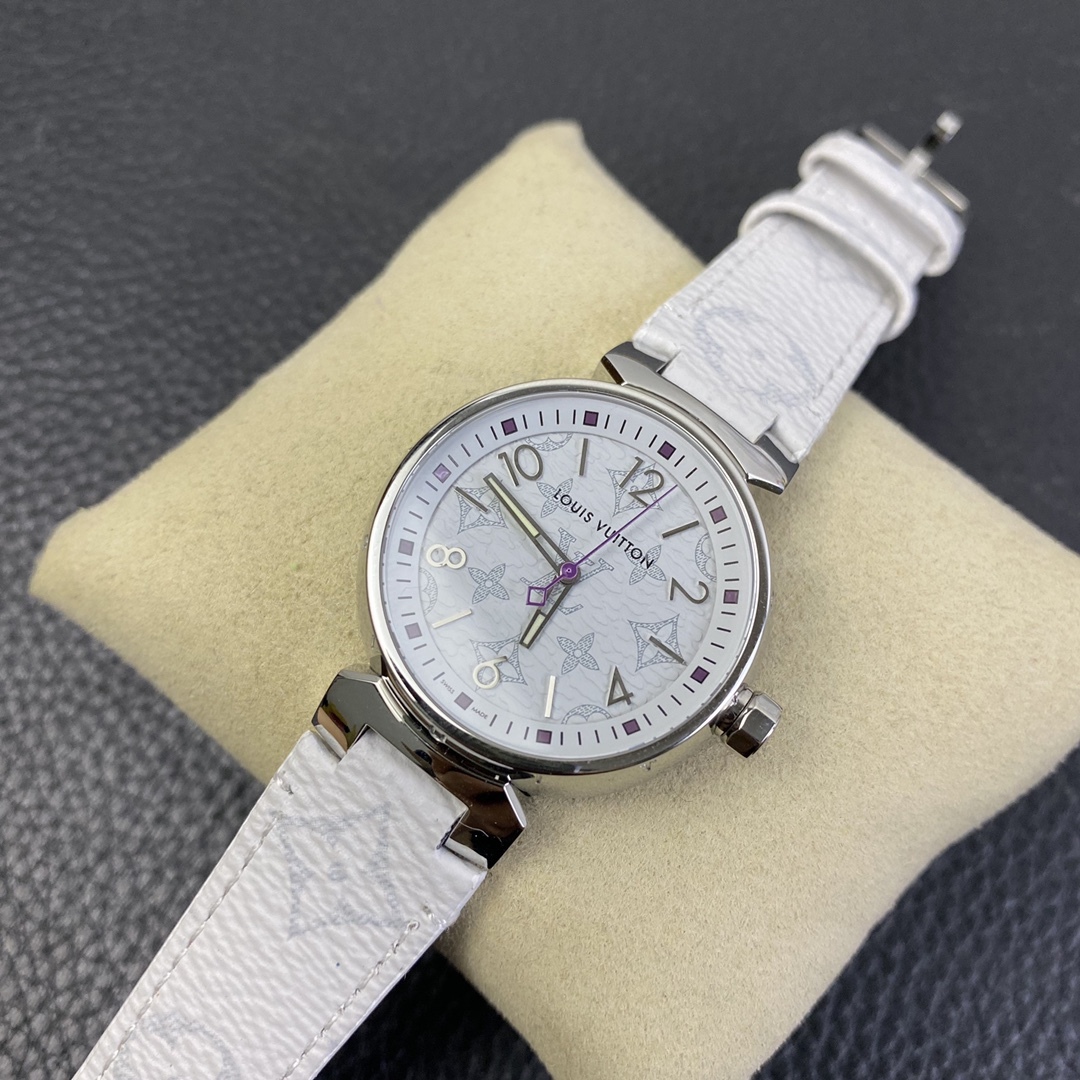 LV工廠超神之作，LV——TAMBOUR SLIM全系列陸續空降市場！致敬原廠 完成使命！【三大超級亮點】腕表尺寸34mm1.錶盤的填油細膩，印刷立體，刻度鑲嵌工整，個個精品無瑕。2.藍寶水晶通透感極佳，與殼體銜接完美。3.表殼打磨呈現瑞士一線品牌高級質感。【兩大必買理由】1.錶帶採用ECCO Leather皮料供應商——手工縫製！還原正品按鍵式快拆設計，方便快捷。2.2020年最具性價比腕表——採用瑞士石英機芯，做工翻倍無返修，不但是送禮佳品，更是自留神器！