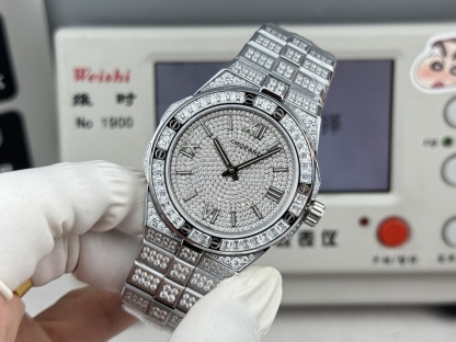 Factory 獨家力作👍
蕭邦AlpineEagle雪山傲翼系列
🌈彩T鑽🌟變色龍🦎滿天星✨限量款及隱藏款首推
如炬目光，比擬暗夜星芒⛰️於山川湖海間🌊洞見紳士願景與磅礡未來👔
尺寸：原裝一致41mmX9.7mm
機芯：9015改Chopard 01.01-c
錶鏈：獨家原版開模金磚型鏈節一體式錶鏈
岩石紋錶盤，鍍銠羅馬數字，時針及分針時標均覆以Super-LumiNova® X1級螢光塗層
致獻當代“雄鷹”，志存高遠之人在日常生活中超邁群倫，其視野啓迪人心、昇華情志。憑借遠見和決心，