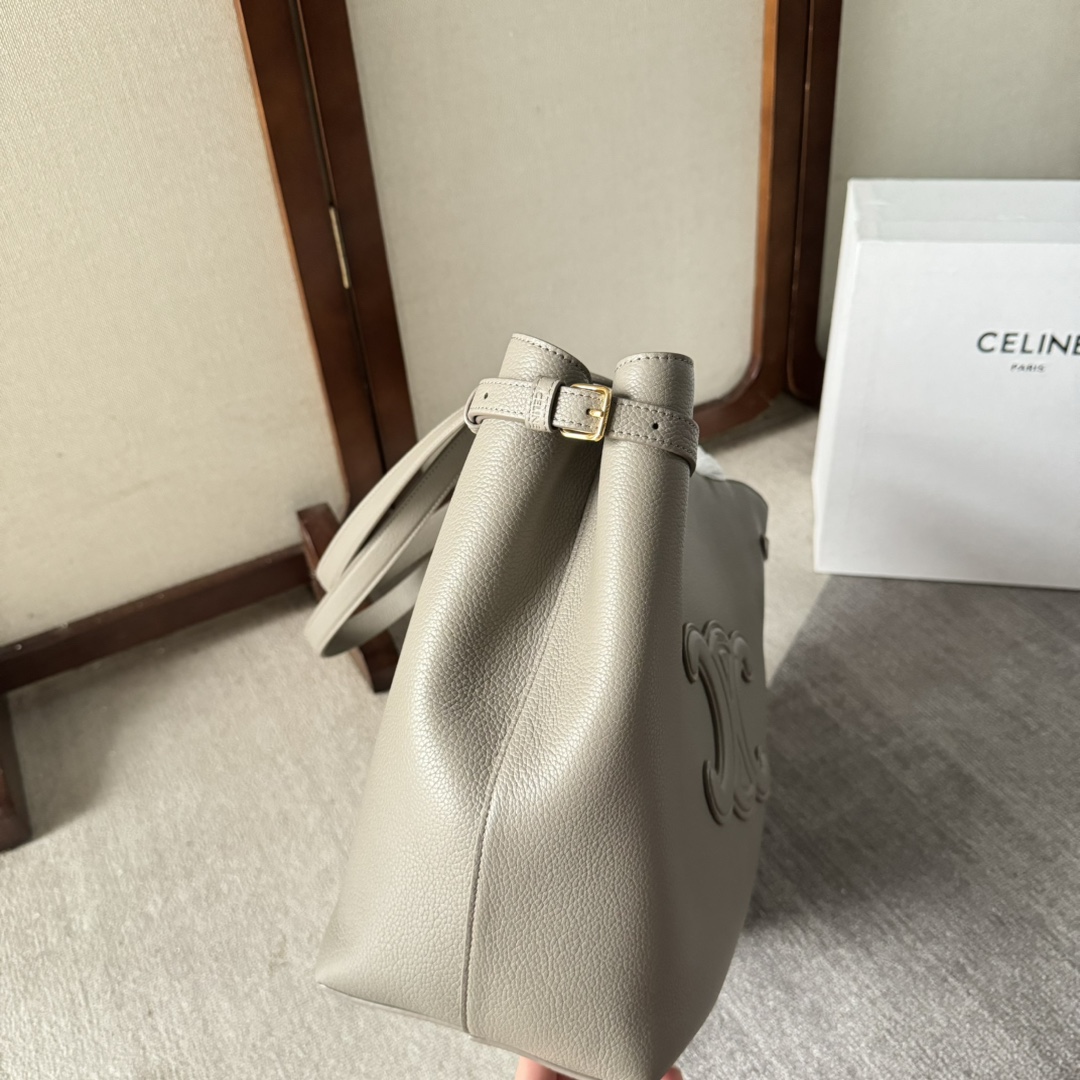 CELINE  24夏季新款Cabas 托特包👜
高級百搭又實用/購物袋的款式
展現著簡約美學和實用性～❤️
大容量設計～無論是日常出街還是通勤 都能輕鬆裝下各種物品～袋口可自主調節大小🌹
款號116853 尺寸：54*29*15cm