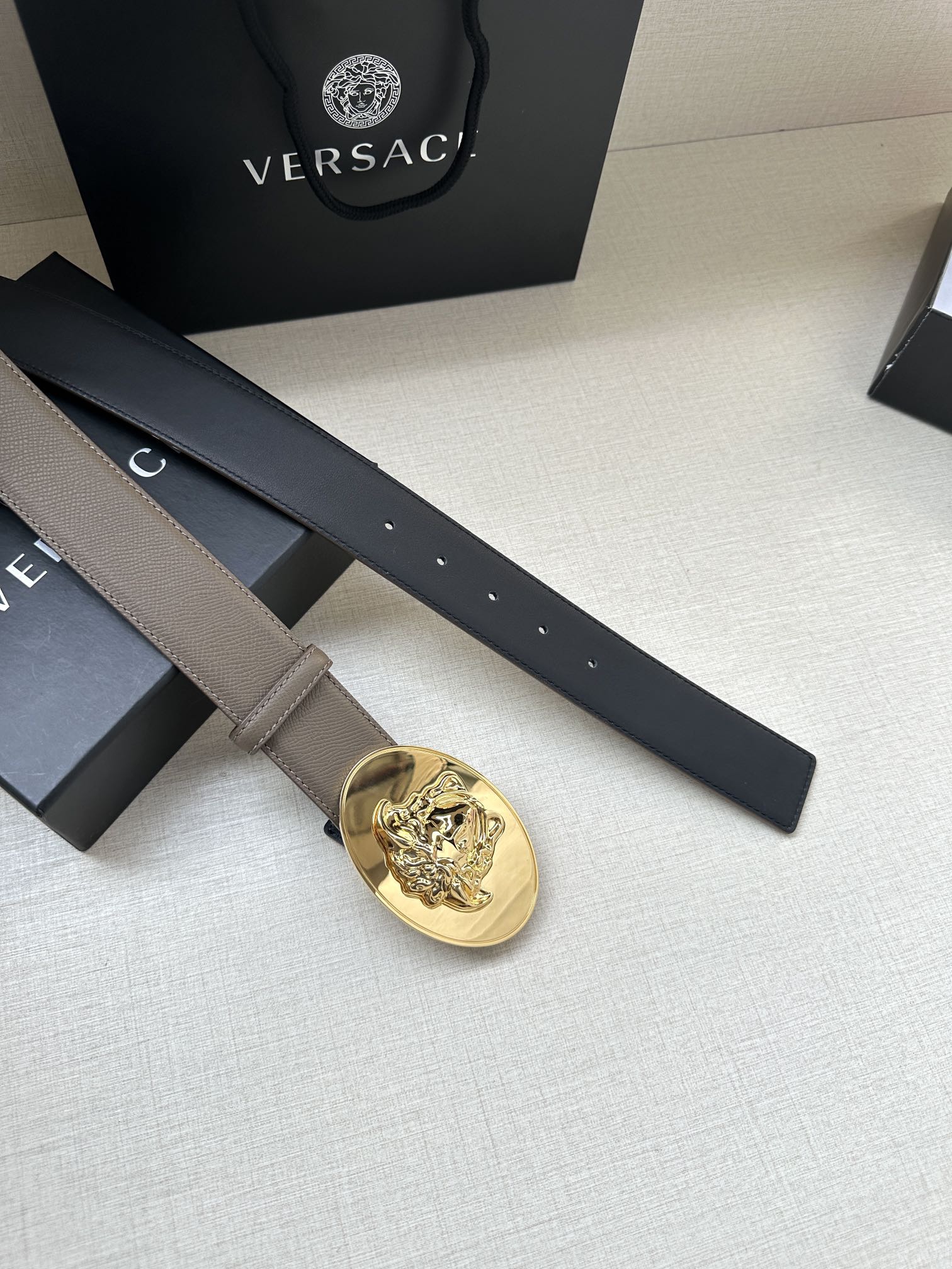 寬度：4.0cm （範思哲） 此款橢圓五金配件、腰帶飾有標誌性的Versace美杜莎頭像扣，彰顯品牌格調。是一款精美的衣櫥必備單品。