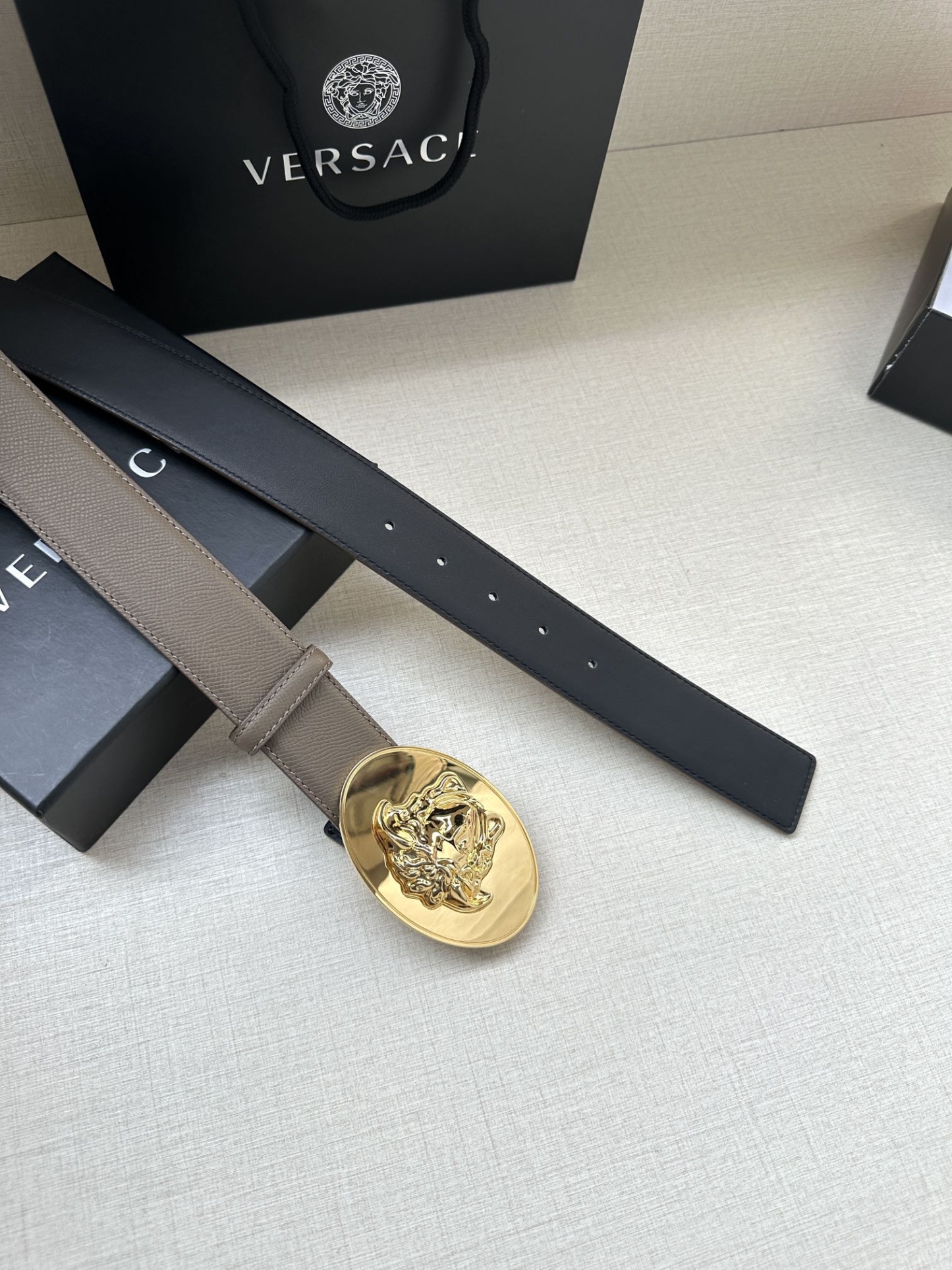 寬度：4.0cm （範思哲） 此款橢圓五金配件、腰帶飾有標誌性的Versace美杜莎頭像扣，彰顯品牌格調。是一款精美的衣櫥必備單品。
