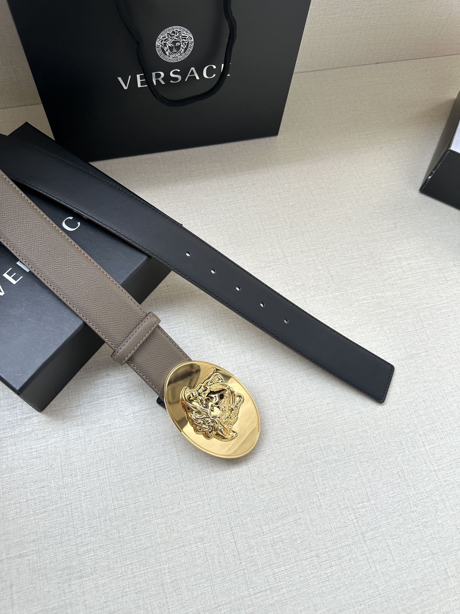 寬度：4.0cm （範思哲） 此款橢圓五金配件、腰帶飾有標誌性的Versace美杜莎頭像扣，彰顯品牌格調。是一款精美的衣櫥必備單品。