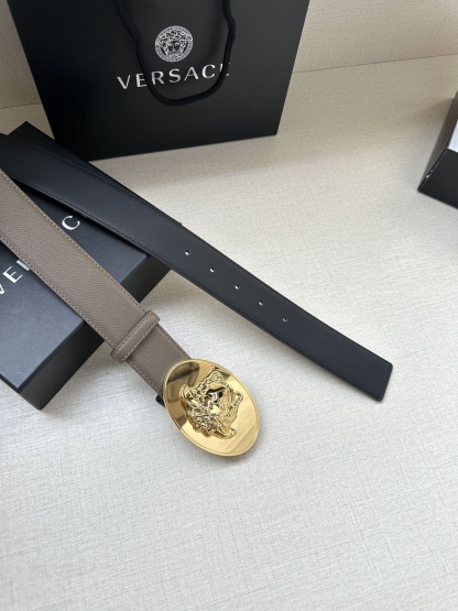 寬度：4.0cm （範思哲） 此款橢圓五金配件、腰帶飾有標誌性的Versace美杜莎頭像扣，彰顯品牌格調。是一款精美的衣櫥必備單品。