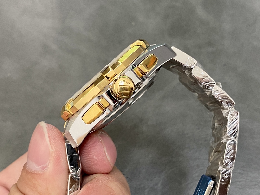 小貴，新款高顏值已上線！Original Tagheuer 泰格豪雅競潛系列計時機械表，搭載原裝Original ETA7750機械機芯，316精鋼表殼，可旋轉陶質圈口 精細拉絲錶帶，深度防水，完美詮釋男人品味。~43mm表徑，藍寶石玻璃帶放大鏡，輕鬆讀取日期！全新全套包裝出。高品質，認准TY出品！非通貨可比。