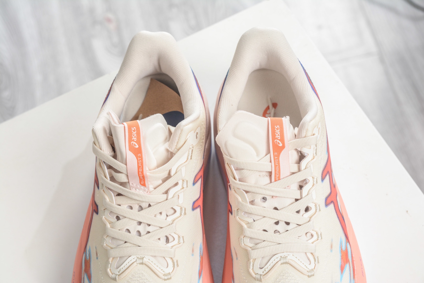 Asics SuperBlast 3 轻量回弹舒适透气支撑跑步鞋 
货号：1013A177 002
尺码：36 37 37.5 38 39 39.5 40 40.5 41.5 42 42.5 43.5 44 44.5 45