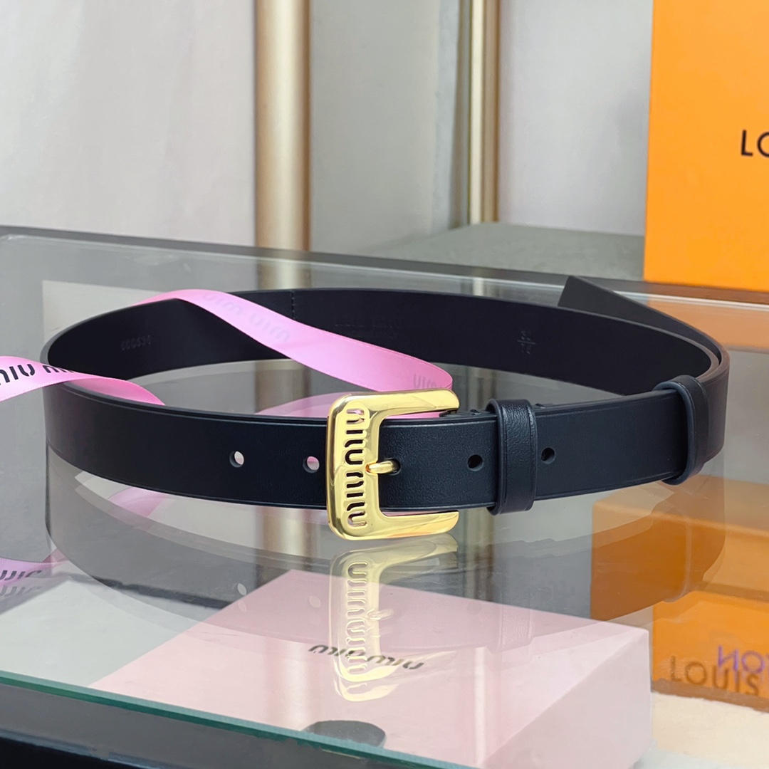 Miumiu焦糖色軟羊皮腰帶 這款軟羊皮腰帶設計簡約而優雅。金屬搭扣飾以Miu Miu徽標，品牌格調一覽無余。徽標裝飾金屬搭扣
寬度: 3cm