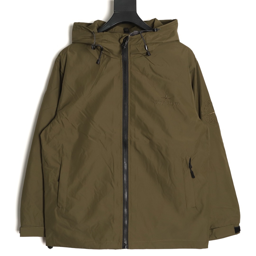 Stone Island/石頭島 24ss 手臂刺繡羅盤衝鋒衣外套
石頭島春季最熱單品 超級吸睛的一款衝鋒衣外套 一眼就能愛上 採用梭織防風防水面料 手感細膩順滑 寬松連帽的版型  水洗標一應俱全 細節滿滿的一款衝鋒衣 大廠代工 品質可靠 

-略帶復古感的機能衝鋒衣 城市徒步 戶外穿行都很出挑 男女都可以駕馭的一款潮流單品 
Color：黑色
A Size：S-XXL