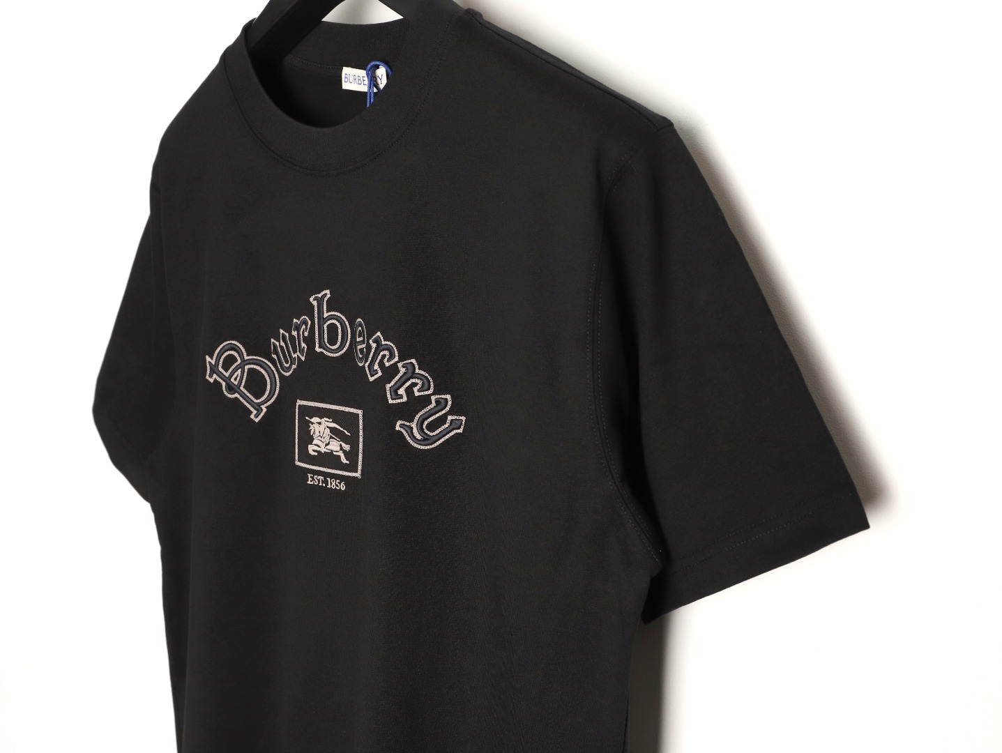 🔝BURBERRY巴寶莉BBR 哥特體刺繡短袖T恤
正品4550購入，100%洗後維斯棉235克，舒彈羅紋285克，進口刺繡，面料酵洗，定制1：1商標，寬松版型
B Size：S-XL