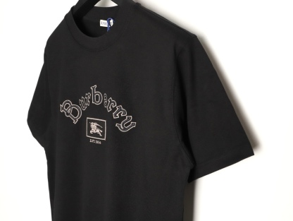 🔝BURBERRY巴寶莉BBR 哥特體刺繡短袖T恤
正品4550購入，100%洗後維斯棉235克，舒彈羅紋285克，進口刺繡，面料酵洗，定制1：1商標，寬松版型
B Size：S-XL