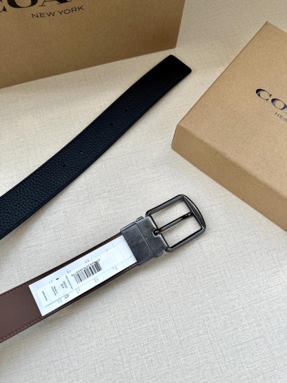 3.7cm（寬）COACH  這款雙面腰帶採用運動小牛皮製作，配有經典標誌帶扣，一款產品，兩種外觀。其合身度可個性定制，可用剪刀進行剪裁。
SAZ
D45
SMM
運動小牛皮
可裁剪
雙面
