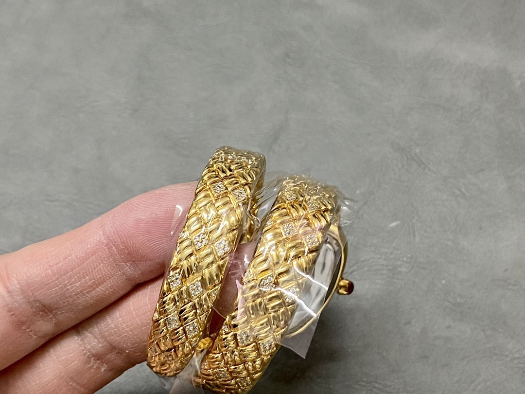 BVL工廠 品牌：Bvlgari寶格麗2022年新作稜形藝術
SERPENTIN SPIG系列腕表
錶盤：23*34mm          
機芯：瑞士石英
做工：32塊與眾不同尺寸的蛇身組成體，每一塊都是手工打磨拋光加工，電鍍0.05MM真金電鍍 如同包金一樣的產品[握手]