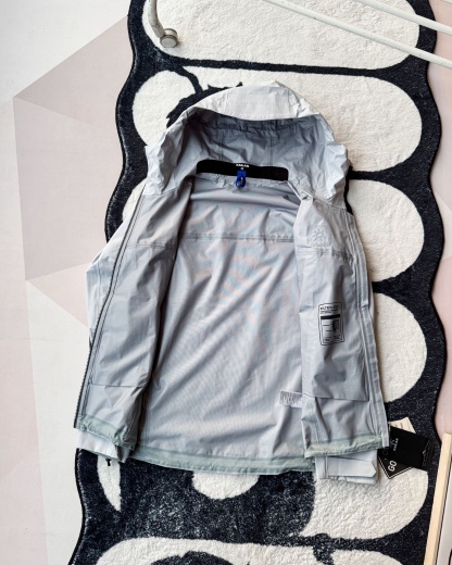 KAILAS凱樂石博格達衝鋒衣！防風防水透氣保溫，六色可選！面料採用與100D Gore-Tex Pro同級防護科技，人性化剪裁設計立體剪裁在肩部、肘部預留充足活動空間，背負重包時也不會束縛動作。風帽後側設有抽繩調節系統，暴雨時收緊可防止雨水糊臉；袖口採用鈎環固定，大幅活動時不易移位。透氣與輕量平衡腋下雙拉鍊設計能在運動時形成有效通風。整體重量控制得當，長途徒步不會造成負擔。可拆卸內膽：三合一設計最驚喜的是羽絨內膽
羽絨內膽特別輕便，保暖效果很好；可拆卸，很方便穿脫，拆掉羽絨內膽，就是一件風殼