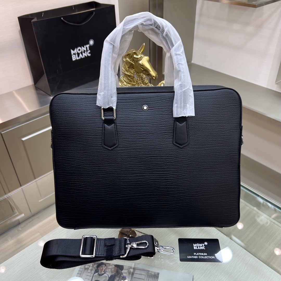 Montblanc International（萬寶龍）🔥萬寶龍新款男士公文包，採用進口頭層牛皮製作，搭配頂級五金配件，在公文包系列中實屬佼佼者。商務人士與潮流達人皆適用的款式。[色]喜歡的速度下單✅
型號：66216-1
尺寸：39-29-6.5
顏色：黑色