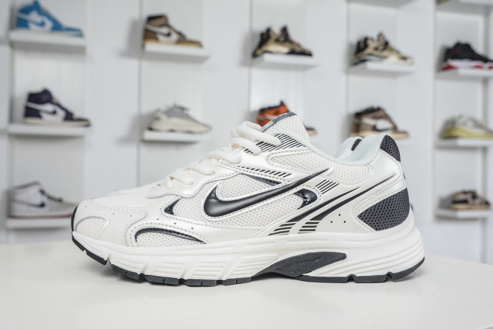 NK Air Zoom Vomero 20 經典復古潮流運動跑鞋 
貨號：HQ3686 001
SIZE：36 36.5 37.5 38 38.5 39 40 40.5 41 42 42.5 43 44 45