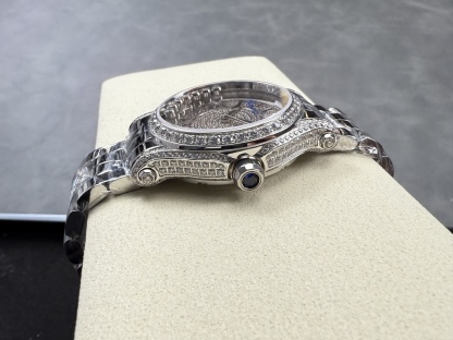 YF-新品🆕 滿鑽 快樂鑽36mm
2025最新款滿天星   原裝搭配美洲鰐魚錶帶 搭配2892機芯 蕭邦（HAPPY DIAMONDS）作為蕭邦最暢銷的系列一直以細膩的手法詮釋蕭邦標誌性靈動鑽石的概念，此系列作品柔美而時尚，都說男戴萬國女戴蕭邦 有金（進）有鑽（賺）寓意也很好。錶盤內的鑽石滾珠可自由滑行轉動，時來運轉 財運滾滾，讓每一位女性都以最迷人的造型驚艷世人。 這次給大家帶來的蕭邦快樂鑽系列 這次給大家帶來的蕭邦快樂鑽系列 是肖邦旗下最具代表性的腕表 最有特色的夾層玻璃的7顆，7顆鑽石產生自旋