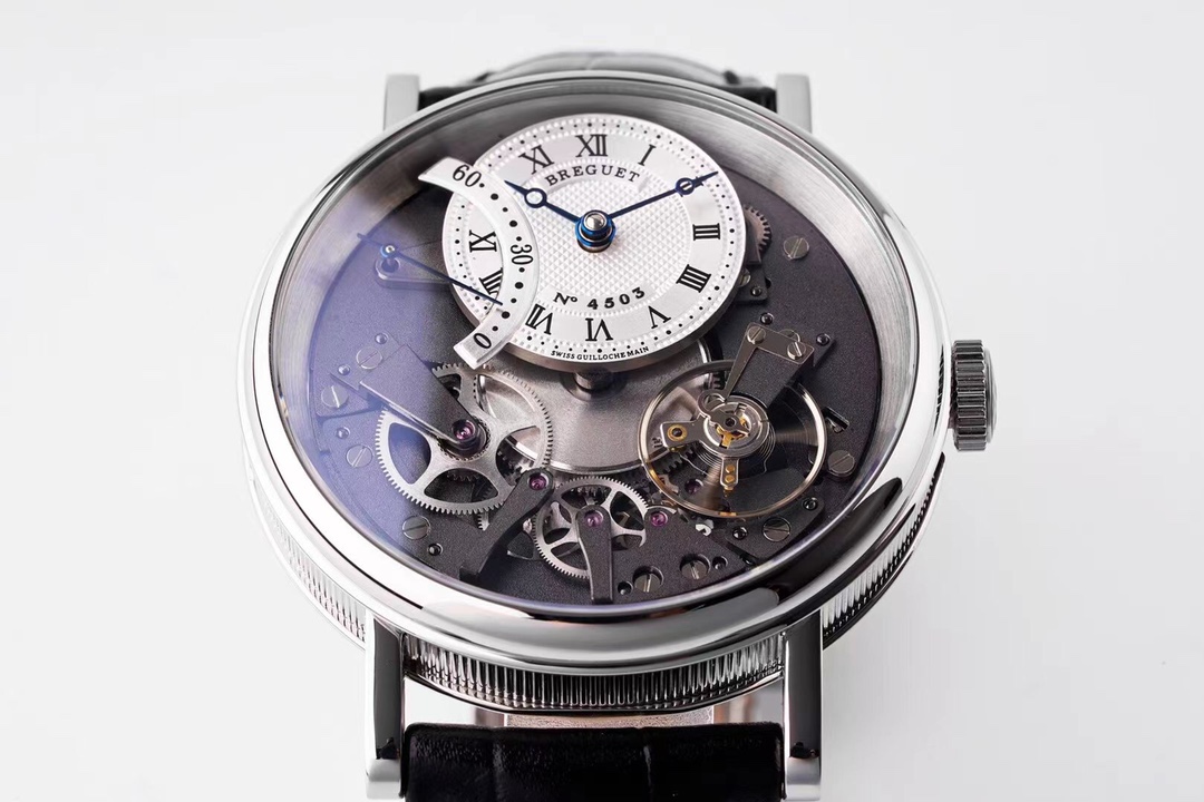 ZF超級大作 寶璣Tradition傳世系列！全自動逆跳秒針腕表！火爆來襲！

耗時近4年 潛心研發機芯 重金打造 至誠大作！——實現原裝全部功能！

【精彩細節】腕表尺寸40mmX11.65吻合正品ZF憑借豐富的復刻經驗，殼身打磨精細，造型簡潔精美，今纖薄表殼更顯優雅！上下採用整枚藍寶石水晶玻璃打造通透無比，充分展現了寶璣的經典設計。
【技術突破】超精密1比1原裝機芯開發研制而成。原本隱藏在錶盤底板之下的板橋、齒輪、擒縱機構、發條盒等機芯部件清晰展露。今精密機械運轉的奧秘毫無保留的呈現於眼前。10點鐘位