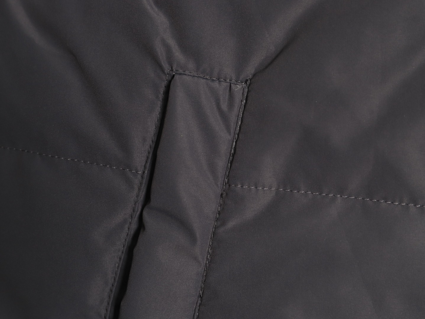 Adidas 阿迪達斯 三條槓保暖專櫃長款落肩款羽絨服
明星同款阿迪羽絨服 adidas 休閒舒適保暖長款羽絨服 男女同款  面料採用原版定制防水防靜電布料 內里採用尼龍雙層封禁設計 過膝長款設計超級保暖 分區填充300克標準80白鴨絨 蓬松度超好 輕便不厚重 拉鍊帶有定制logo 袖子側邊經典三條槓 內里配備口袋 胸前刺繡硅膠小標 清晰立體又飽滿 袖口鬆緊設計更加防風保暖 下擺按扣設計可隨意調節 方便戶外行動 寬松的版型不挑人 穿上就是行走的棉被 絲毫不懼寒冬 
L SIZE:S-XL