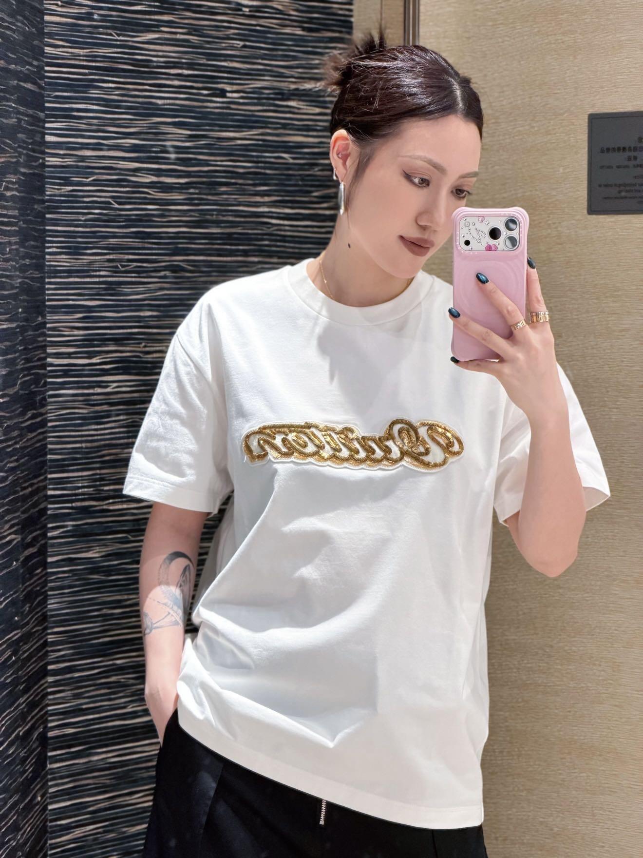 🔝LOUIS VUITTON LV 亮片字母特種刺繡短袖T恤
正品購入，26支雙紗全棉精梳棉220克，1*1索羅娜羅紋280克，特種刺繡，面料酵洗，定制亮片、章仔、商標，合身版型
B Size：S-XL