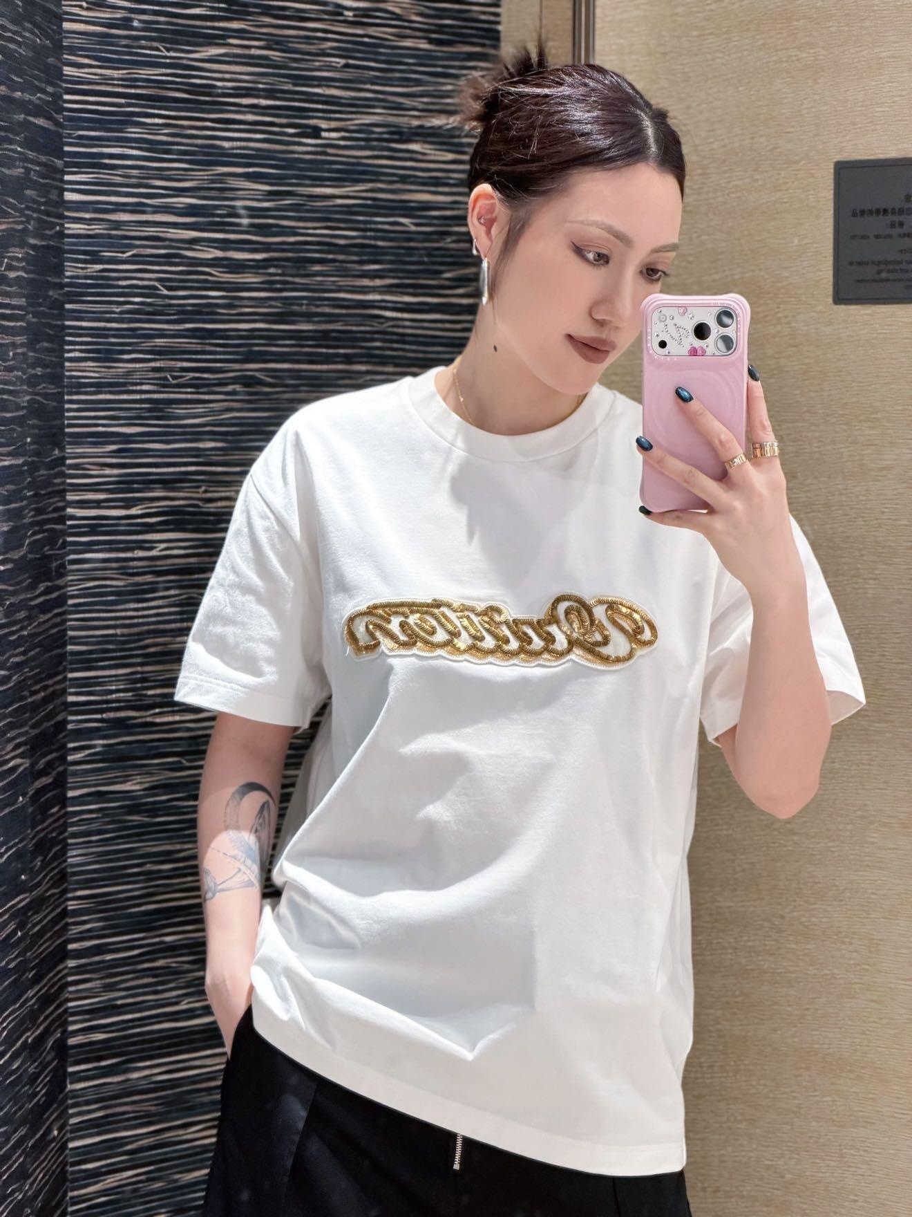 🔝LOUIS VUITTON LV 亮片字母特種刺繡短袖T恤
正品購入，26支雙紗全棉精梳棉220克，1*1索羅娜羅紋280克，特種刺繡，面料酵洗，定制亮片、章仔、商標，合身版型
B Size：S-XL