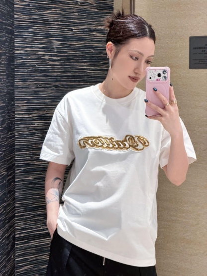 🔝LOUIS VUITTON LV 亮片字母特種刺繡短袖T恤
正品購入，26支雙紗全棉精梳棉220克，1*1索羅娜羅紋280克，特種刺繡，面料酵洗，定制亮片、章仔、商標，合身版型
B Size：S-XL