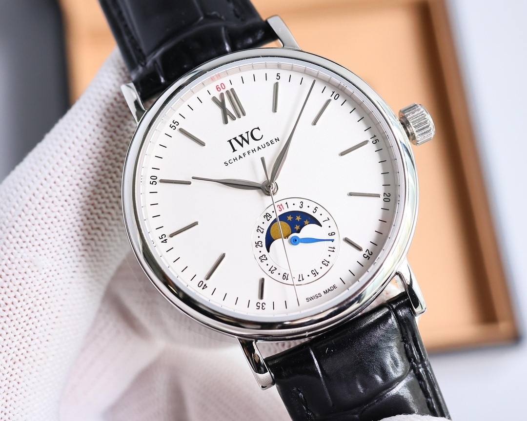 
新品柏濤菲諾系列腕表，指針式日期腕表[慶祝]，萬國月相系列.男士腕表，搭載精准瑞士ETA2824-10機芯（6字位真日曆與24小時日月星辰功能）39mm表徑，316精鋼表殼，耐磨抗刮藍寶石玻璃，原裝品質針扣，具備超強防水功能，搭配意大利牛皮讓手腕更貼合舒適！充分體現了高級制表業最純粹的傳統！適合各種商務場合，簡斂精緻不失優雅🔥AD出品 精品不斷🔥