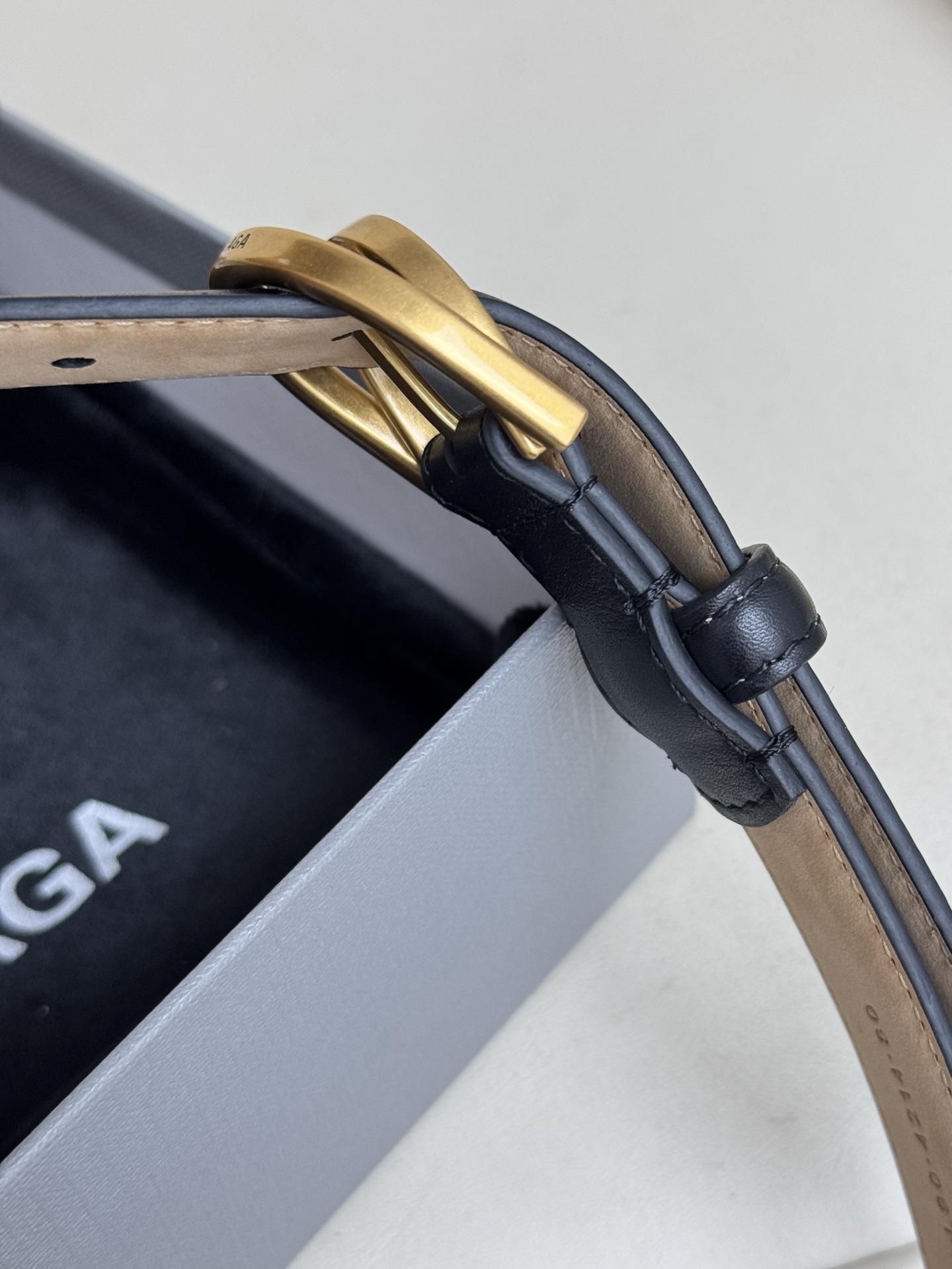 巴黎世家（Balenciaga）寬度2.5cm 是法國的奢侈品牌，作為時尚界最具影響力品牌之一的地位。設計師源於：都市時尚潮流獨特的設計風格，採用進口小牛皮製作；搭配純銅復古五金，使其更具魅力。值得擁有的百搭精品