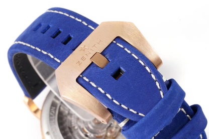 SⅤ又添新作真利時飛行員系列2019年度新款 好萊塢大片青銅騎士殺到！！！真力時是胡歌和靳東等“老幹部”們十分喜歡佩戴的腕表品牌之一，這款青銅材質的腕表散髮著一身正氣，本身就是腕表界的“老幹部”，戴上它足以從外在增添內涵。腕表45毫米的表殼由青銅打造，表鏡採用弧形雙面防眩處理藍寶石水晶，淺變綠色錶盤上粗體阿拉伯數字時標和鍍金琢面的指針上都覆有SuperLuminova SLN C3超級夜光物料，夜間仍可清晰讀取時間，SV 真力時飛行員系列，實現你的大飛夢