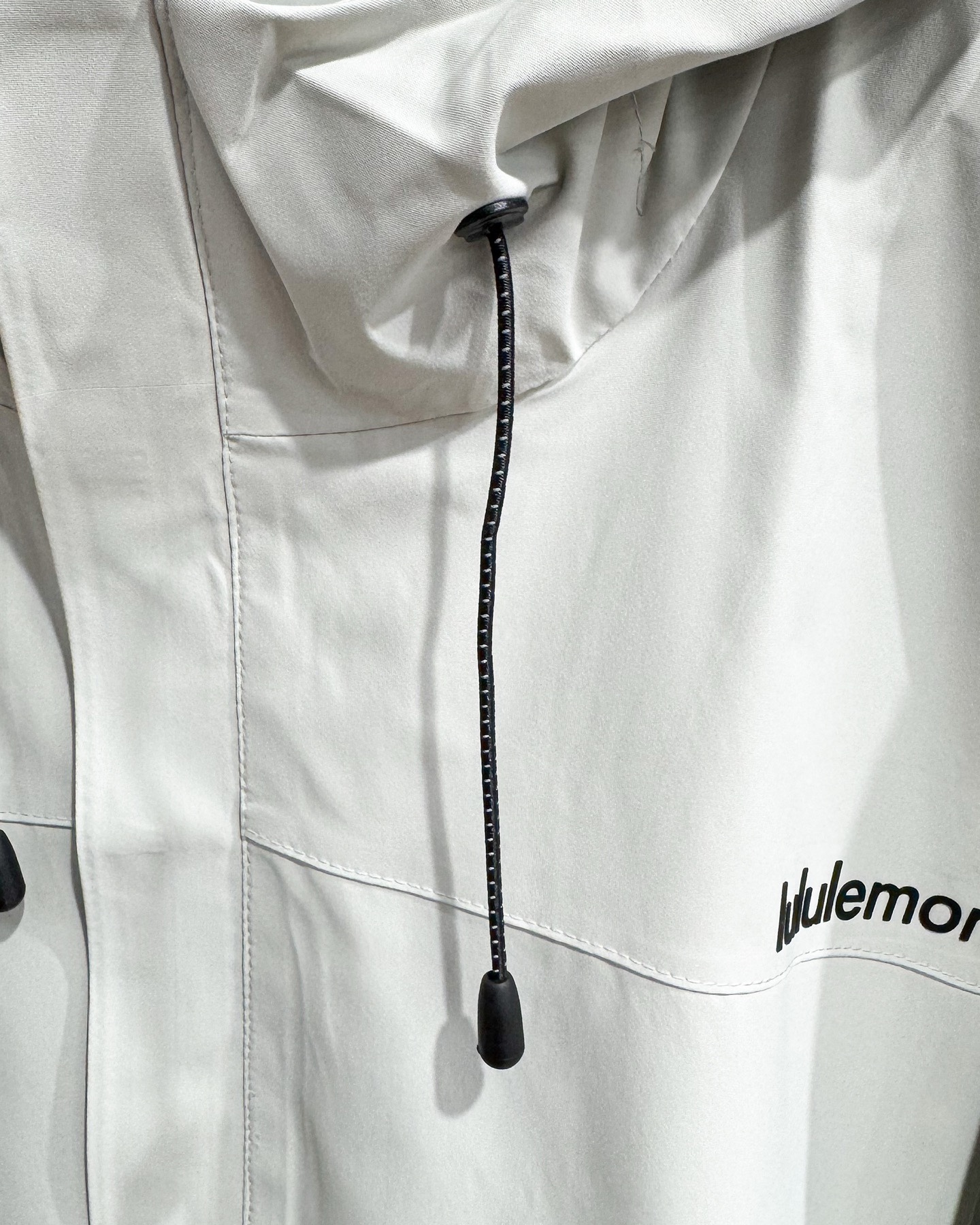 lululemon 機能衝鋒衣 | 雙緯記憶T800面料，戶外通勤全能王！
懂行的都知道，lululemon這件衝鋒衣的面料才是真·黑科技！採用雙緯記憶T800面料，防水4級以上，防風防雨、抗皺透氣、防刮耐磨，立體有型不軟塌，里料更是抗靜電布，應對乾燥天氣或特殊場所都毫無壓力！
- 防護拉滿：防潑拒水+防風鎖暖+透濕排網，暴雨天不漏水，大風天不透涼，運動時還能快速排汗，戶外徒步、通勤驟雨都能穩穩hold住。
- 細節質感：可調節抽繩連帽+隱形拉鍊口袋，胸口lululemon Logo+下擺壓印