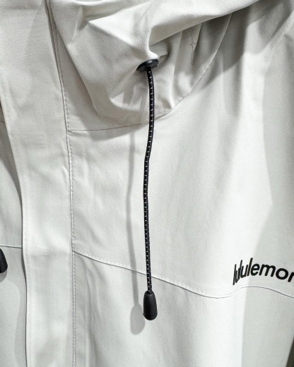 lululemon 機能衝鋒衣 | 雙緯記憶T800面料，戶外通勤全能王！
懂行的都知道，lululemon這件衝鋒衣的面料才是真·黑科技！採用雙緯記憶T800面料，防水4級以上，防風防雨、抗皺透氣、防刮耐磨，立體有型不軟塌，里料更是抗靜電布，應對乾燥天氣或特殊場所都毫無壓力！
- 防護拉滿：防潑拒水+防風鎖暖+透濕排網，暴雨天不漏水，大風天不透涼，運動時還能快速排汗，戶外徒步、通勤驟雨都能穩穩hold住。
- 細節質感：可調節抽繩連帽+隱形拉鍊口袋，胸口lululemon Logo+下擺壓印