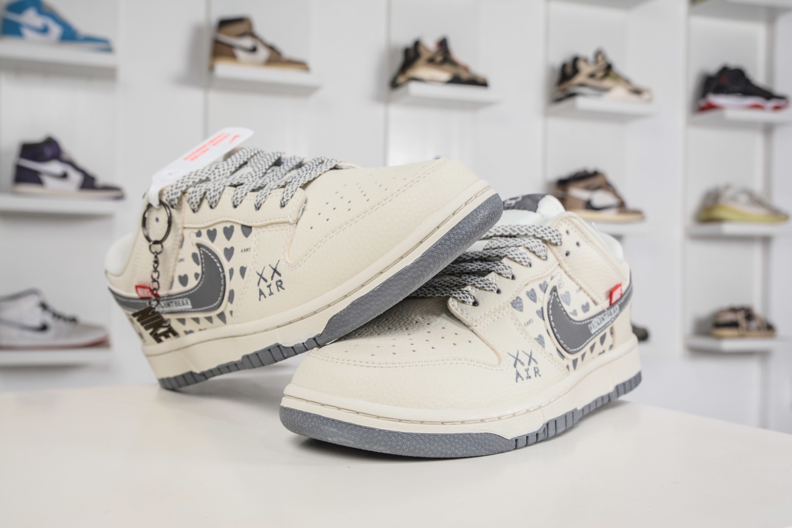 Nike SB Dunk Low x BE@RBRICK 暴力熊聯名-白灰雙鈎 
貨號：TX1688 006
尺碼：36 36.5 37.5 38 38.5 39 40 40.5 41 42 42.5 43 44 44.5 45