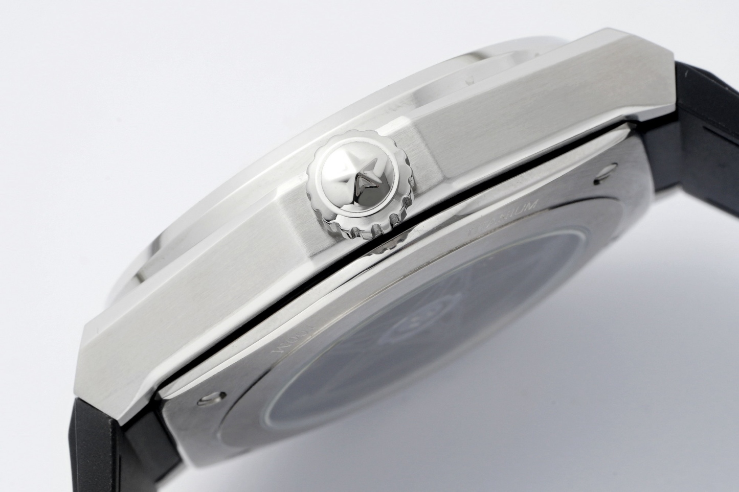 L真力時DEFY系列全新升級版，殼身 頭粒 機芯 表扣等均做了升級調整。一款根據路虎標誌性花輪轂設計而成的高顏值鏤空腕表。

原裝開模鑄造，極致還原表殼的每一處細節打磨倒角，盡顯原裝菱角分明、堅毅果敢的陽剛氣質。完美的41mm表經，適配大眾男性手寸，正裝休閒兩不誤。根據汽車輪轂設計而成的五角星錶盤，未來概念感十足。同步官網新款五角星折疊扣，搭載定製版Cal.670sk全自動機械機芯，鏤空日曆的大小與位置、機芯夾板、齒輪、五角星陀皆按原版機芯數據拆解鍛造而成。

LF臻品 陳奕迅Eason同款，時尚前衛、