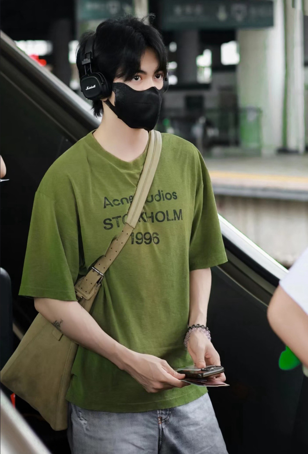 🔝Acne Studios 26SS 1996字母印花短袖T恤
面料是定制定染的32支220g原版雙紗棉，胚布經過高盂環保染色，裁大貨前還要進行高溫環縮水，降低縮水率的同時使得手感更柔軟舒適，印花方面必須五層膠漿，第一遍必須為進口打底漿，填平布料上極為細小的線洞，再由高溫床烤乾再劇頗色，採用油墨因熱平網印花，一共刷五層，每一層間隔為時間為30分鐘，才能保證出來的成品保持原版的質感，全套開發輔料
尺碼：S-XL