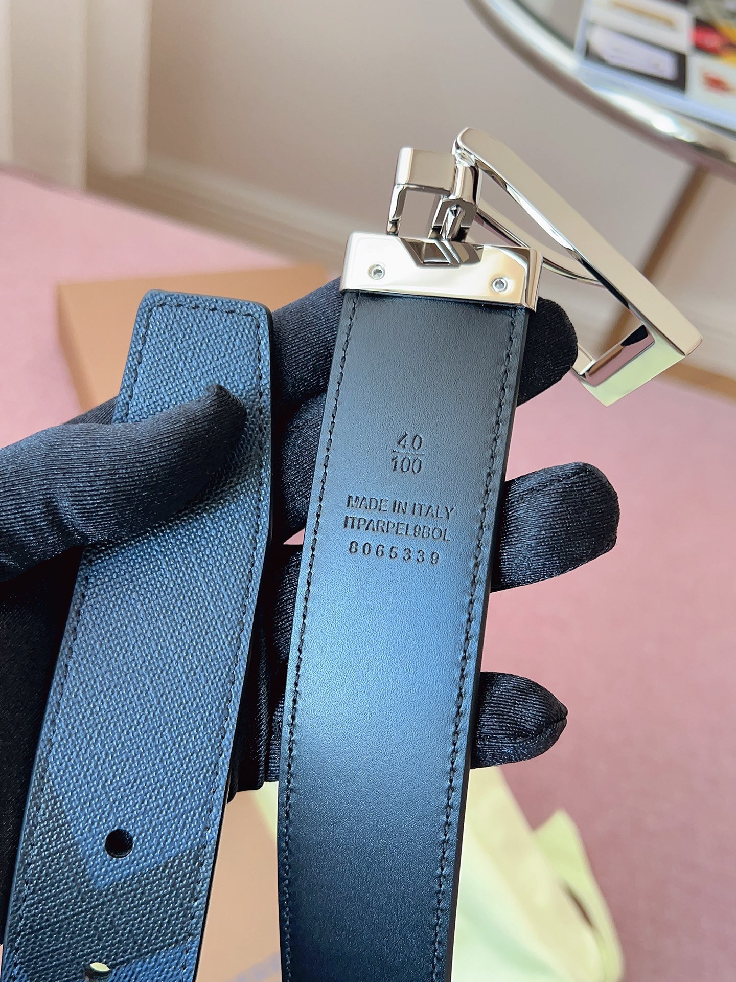 
Burberry博柏利品牌始終秉承傳統精髓，彰顯卓爾不凡的匠制工藝，優雅率性的英倫設計與銳意革新的時尚理念。3.5cm