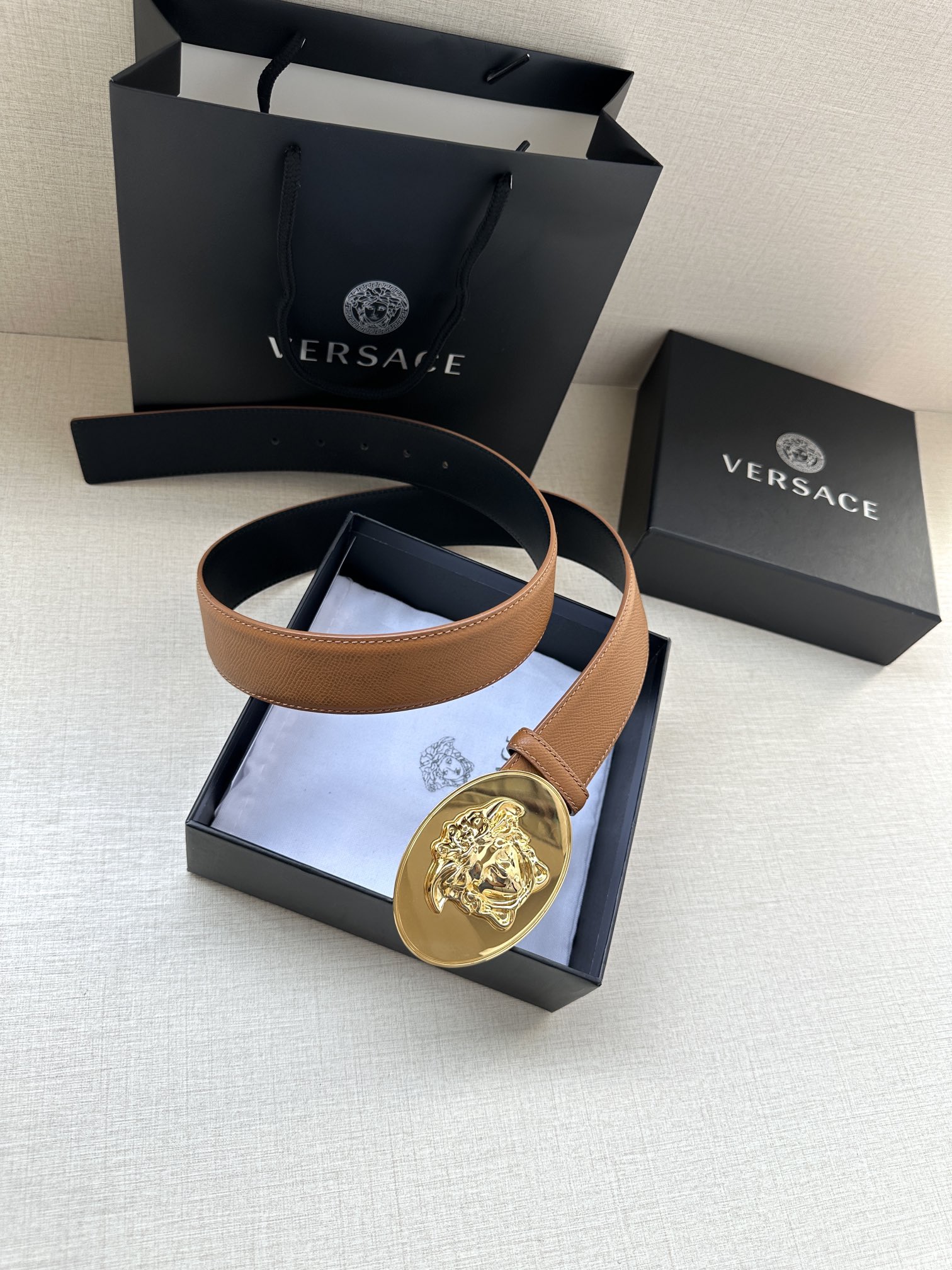 寬度：4.0cm （範思哲） 此款橢圓五金配件、腰帶飾有標誌性的Versace美杜莎頭像扣，彰顯品牌格調。是一款精美的衣櫥必備單品。