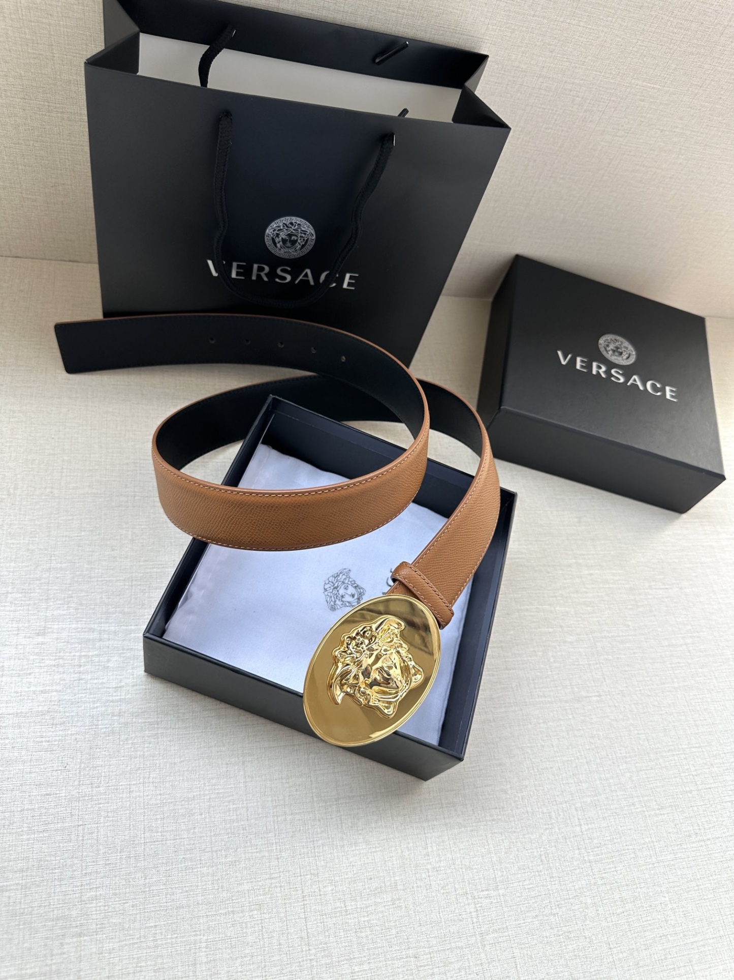 寬度：4.0cm （範思哲） 此款橢圓五金配件、腰帶飾有標誌性的Versace美杜莎頭像扣，彰顯品牌格調。是一款精美的衣櫥必備單品。