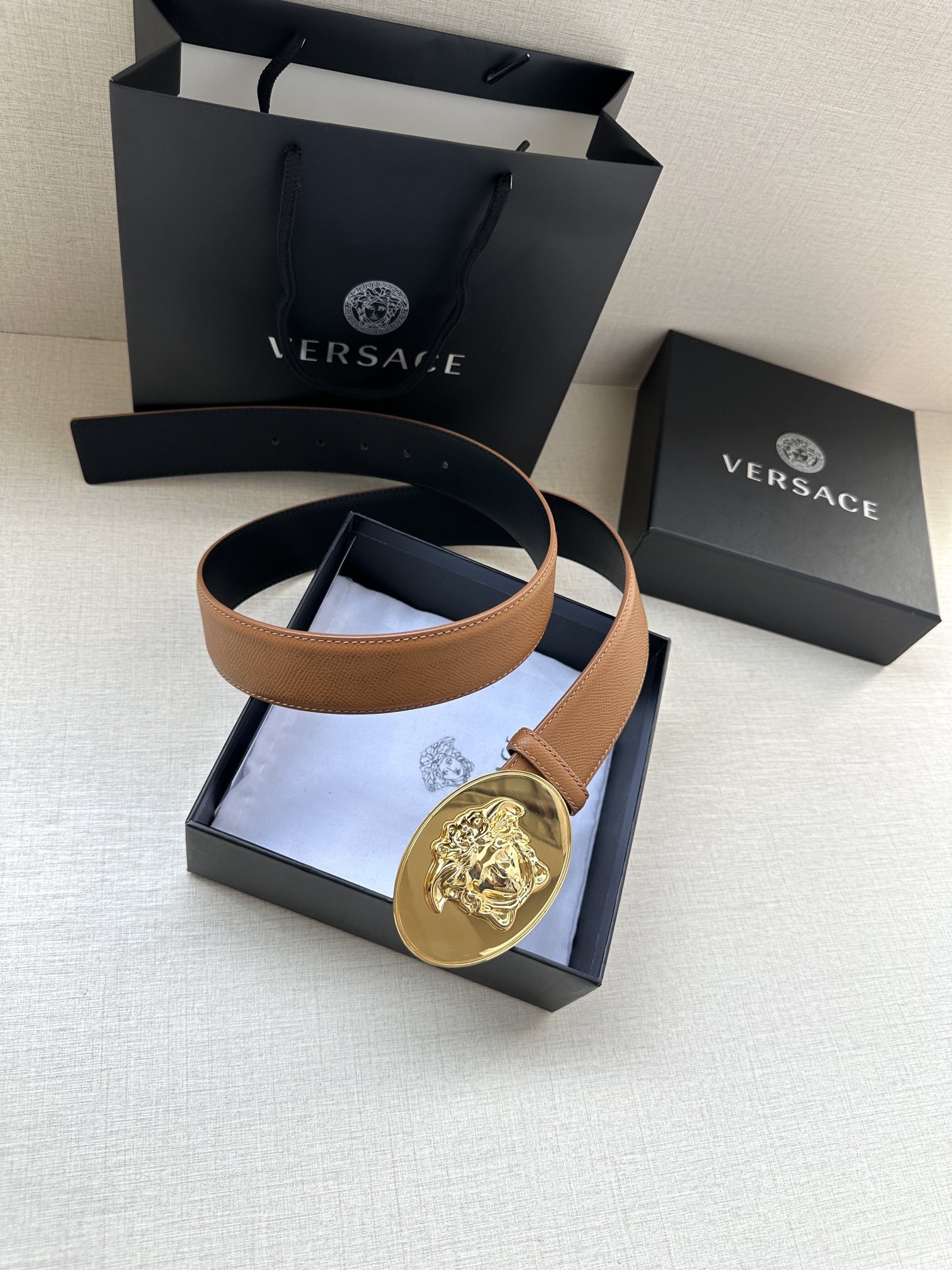 寬度：4.0cm （範思哲） 此款橢圓五金配件、腰帶飾有標誌性的Versace美杜莎頭像扣，彰顯品牌格調。是一款精美的衣櫥必備單品。