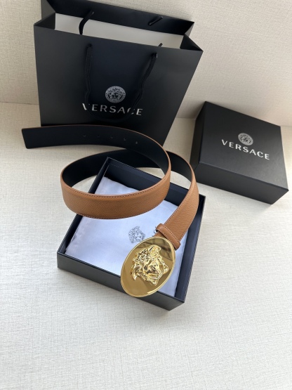 寬度：4.0cm （範思哲） 此款橢圓五金配件、腰帶飾有標誌性的Versace美杜莎頭像扣，彰顯品牌格調。是一款精美的衣櫥必備單品。
