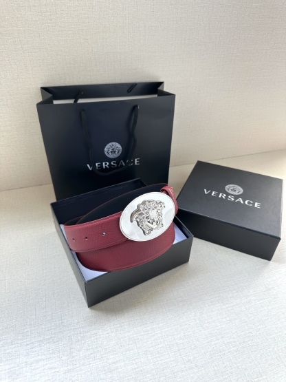 寬度：4.0cm （範思哲） 此款橢圓五金配件、腰帶飾有標誌性的Versace美杜莎頭像扣，彰顯品牌格調。是一款精美的衣櫥必備單品。