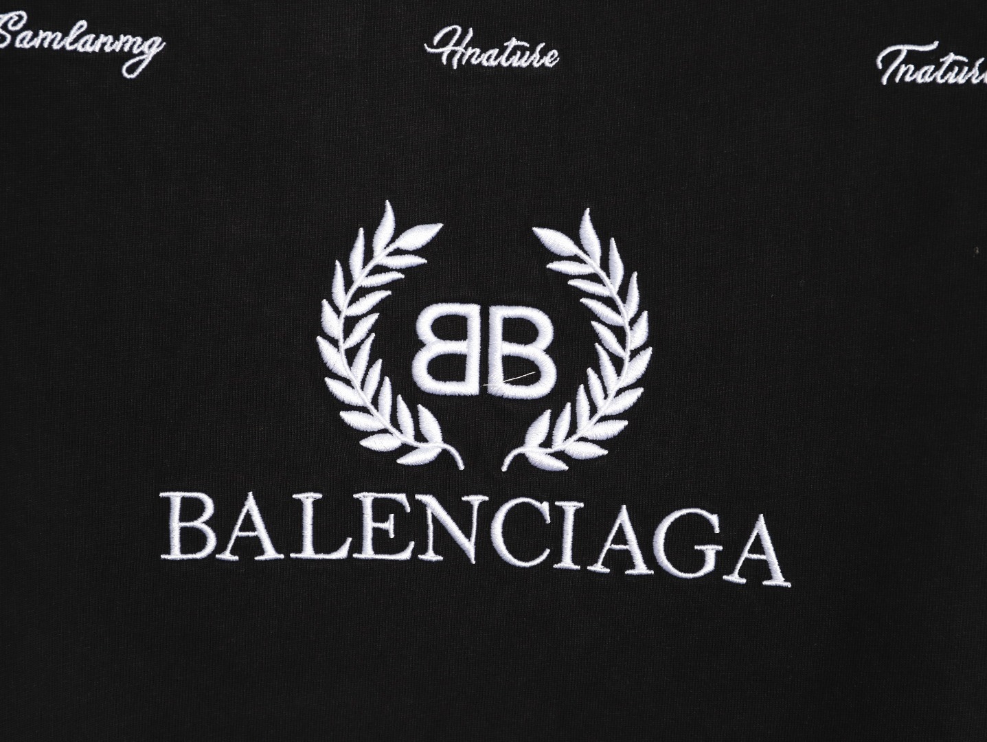 Balenciaga/巴黎世家 26ss 後背麥穗刺繡短袖
No.1的質量 真正天花板品質，正確320g定織定染雙紗面料 柔軟舒適，成衣洗水 定染螺紋 無色差 不變形 手工磨爛超重工藝。螺紋領口均為某巴某黎原領口 高包裹度 領口寬度和櫃櫃精確到毫米 厚領口不易變形，注意做工 領口處針腳 無折疊 順暢自然沒重疊線 真正還原 這是多少人都做不到的 ，區別市場通貨!
M1 Size: S-XL