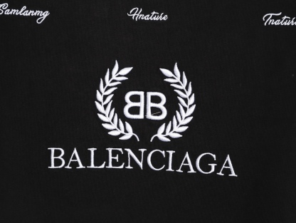 Balenciaga/巴黎世家 26ss 後背麥穗刺繡短袖
No.1的質量 真正天花板品質，正確320g定織定染雙紗面料 柔軟舒適，成衣洗水 定染螺紋 無色差 不變形 手工磨爛超重工藝。螺紋領口均為某巴某黎原領口 高包裹度 領口寬度和櫃櫃精確到毫米 厚領口不易變形，注意做工 領口處針腳 無折疊 順暢自然沒重疊線 真正還原 這是多少人都做不到的 ，區別市場通貨!
M1 Size: S-XL
