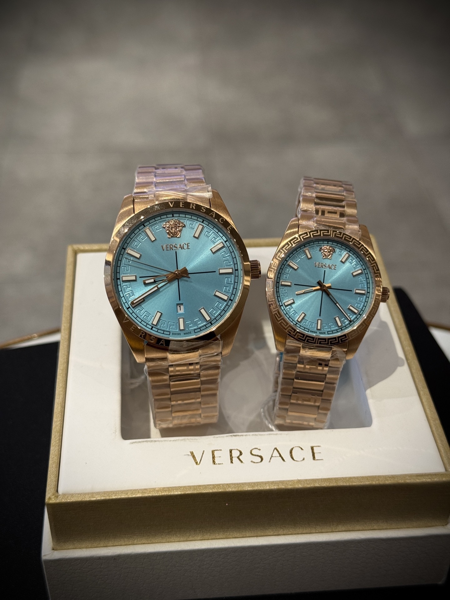 Versace範思哲石英手錶，VERSACE MILLENYIUM  LADY系列，採用希臘回紋元素錶盤，12時位飾有美杜莎頭像展現範思哲經典圖案魅力，錶鏈印刻希臘回紋搭配雙按蝴蝶扣設計，兼具時尚與舒適，錶盤男款40mm 女款32mm 30米生活防水，進口石英機芯

立即搶購👉