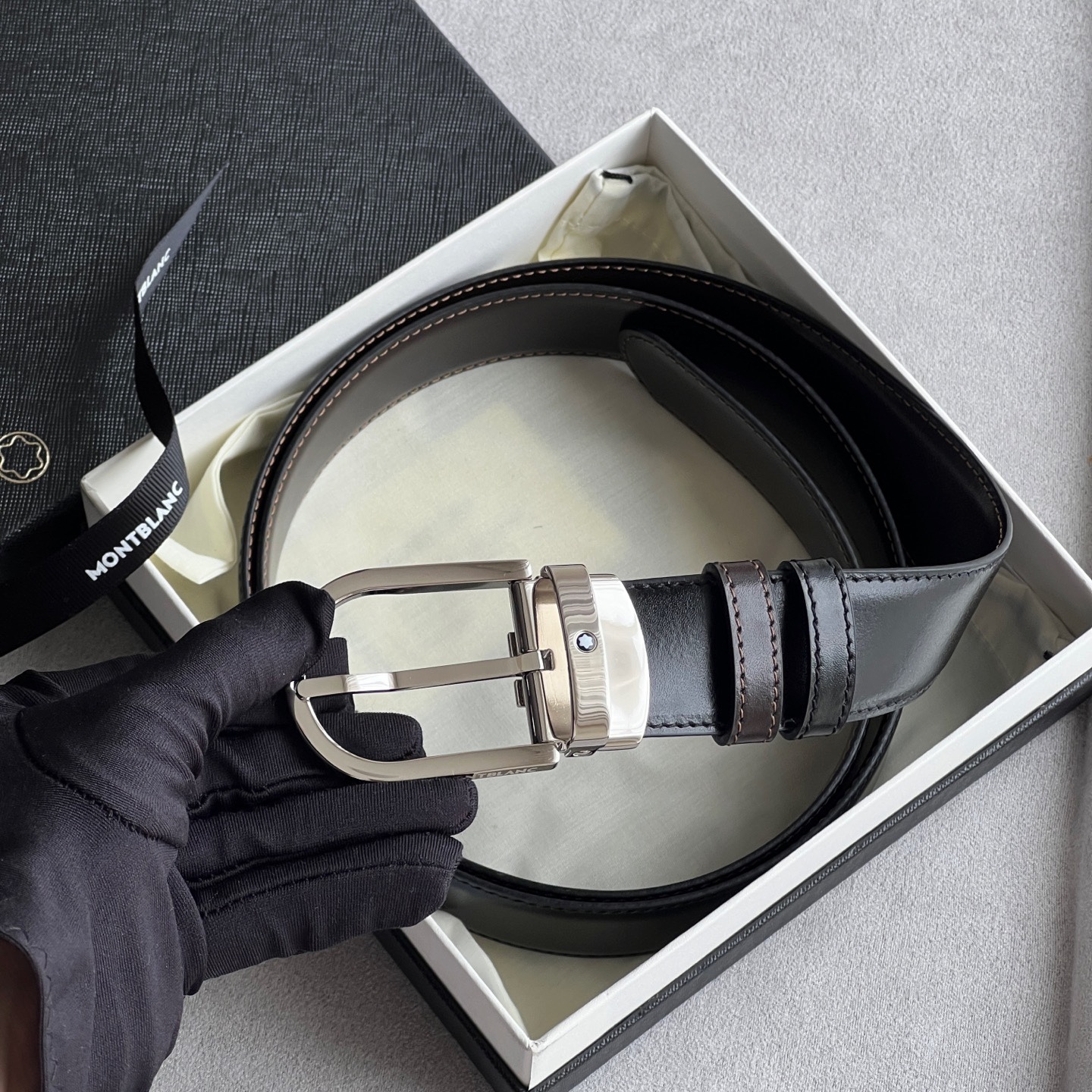 馬蹄形帶扣黑色/棕色雙面皮帶（35毫米）
馬蹄形閃亮鍍釕帶扣。可調節長度，3.5cm黑色和棕色雙面皮帶。打造經典靈動造型。
貨號 錶帶描述 黑色和棕色雙面牛皮皮帶 皮革圖案 金屬圓環上飾有萬寶龍六角白星 標識 搭扣裝置 易開啓裝置，可調節皮帶長度
搭扣形狀 馬蹄形主要顏色 黑色 | 棕色 搭扣類型 針扣式表扣