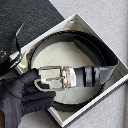 馬蹄形帶扣黑色/棕色雙面皮帶（35毫米）
馬蹄形閃亮鍍釕帶扣。可調節長度，3.5cm黑色和棕色雙面皮帶。打造經典靈動造型。
貨號 錶帶描述 黑色和棕色雙面牛皮皮帶 皮革圖案 金屬圓環上飾有萬寶龍六角白星 標識 搭扣裝置 易開啓裝置，可調節皮帶長度
搭扣形狀 馬蹄形主要顏色 黑色 | 棕色 搭扣類型 針扣式表扣