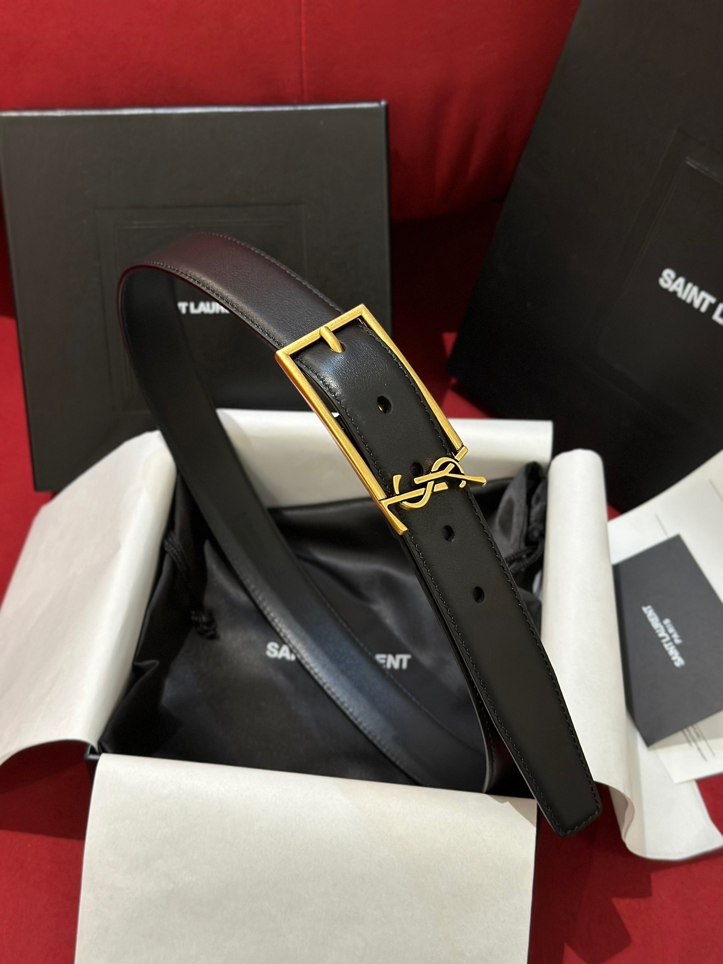 新款聖羅蘭 YSL
這款女款腰帶復古精工金屬扣將復古風與現代時尚相融合，呈現的恰到好處，時尚標配青睞有加，每針每一線都非常精緻，雙面頂級牛皮材質，搭配頂級黃銅針扣寬度3.0