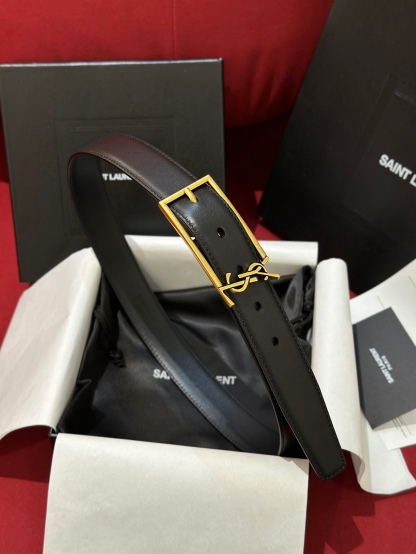新款聖羅蘭 YSL
這款女款腰帶復古精工金屬扣將復古風與現代時尚相融合，呈現的恰到好處，時尚標配青睞有加，每針每一線都非常精緻，雙面頂級牛皮材質，搭配頂級黃銅針扣寬度3.0