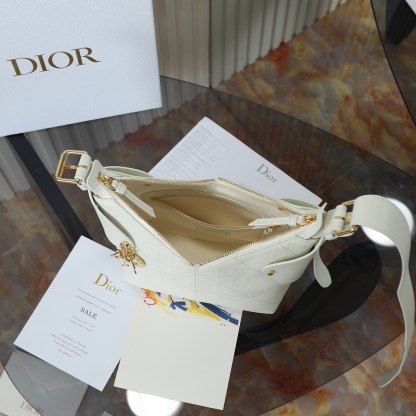 原廠皮 小號粒面牛皮 白色

Voyage秋冬系列
又是一個王炸級別，直接擊中心巴上
自帶鬆弛感，包形柔軟又隨意
經典藤紋格，雙拉鍊設計
整體高級又時髦，精緻感滿滿的字母吊墜
細節非常到位，超大的容量，自用超輕便
時髦精們都懂這款的含金量

型號：2845

size:22*9.5*15cm