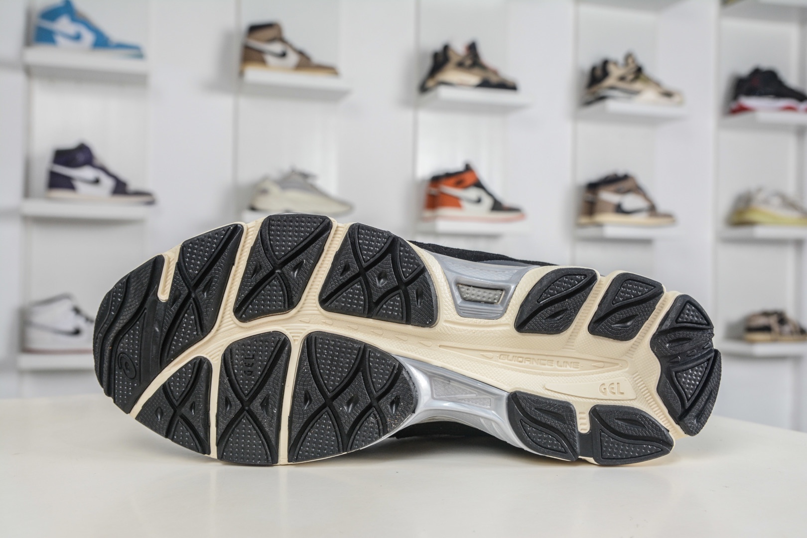 Asics Gel-NYC 亞瑟士運動休閒透氣專業跑鞋 
貨號: 1203A789 750
尺碼：36 37 37.5 38 39.5 40 40.5 41.5 42 42.5 43.5 44 45