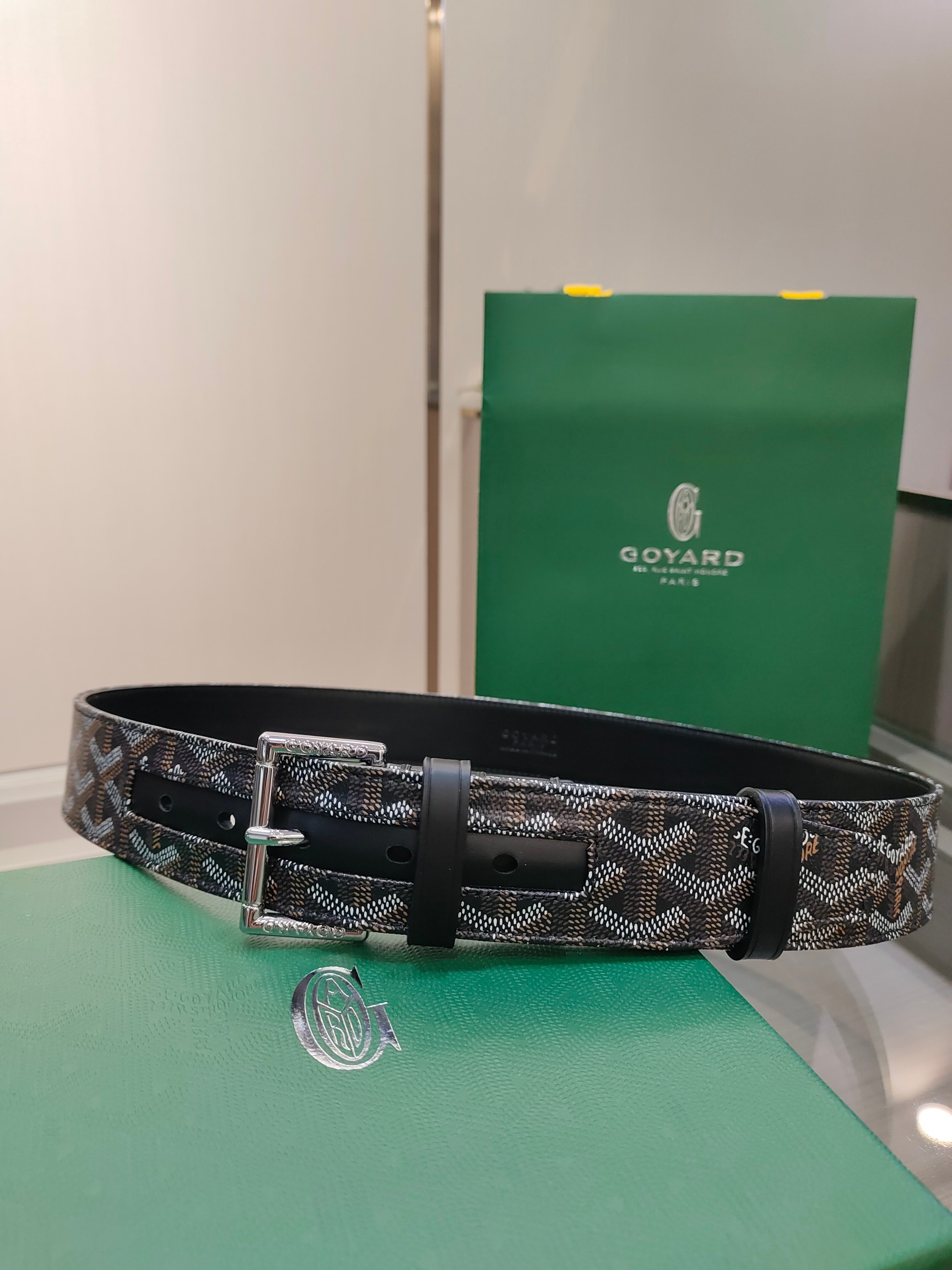 
Goyard(戈雅)腰帶源於法國奢侈品牌，設計風格簡約低調，腰帶身有標誌性帆布搭配進口頭層牛皮，腰帶扣採用簡約精品鋼扣，延續品牌的低調奢華，帶身寬度3.8CM，適用商務休閒日常佩戴。
