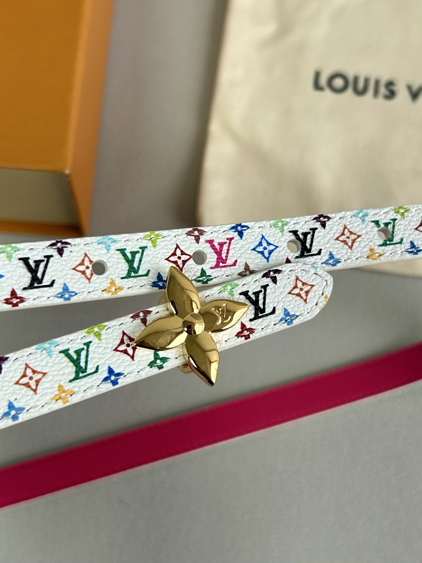 LV  路易威登 1.5cm雙面腰帶 
專櫃品質 可雙面使用.純銅五金扣。配件深受品牌輝煌的經典設計